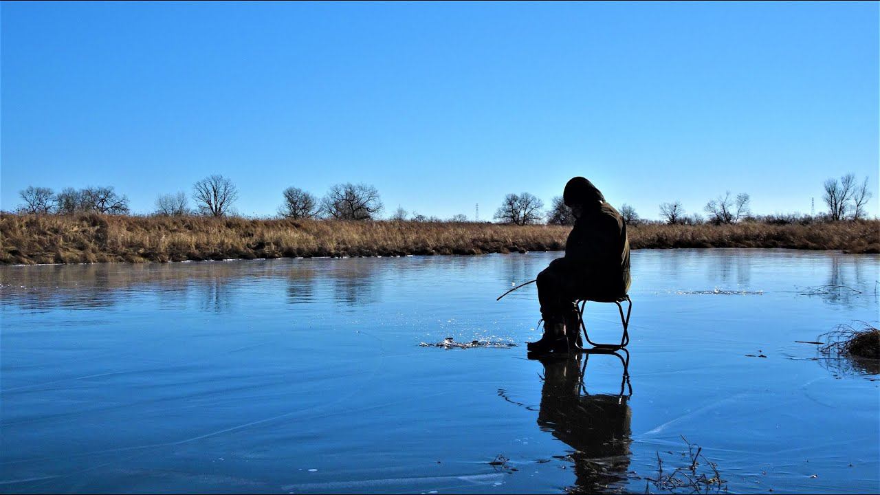 УРА! ПЕРВЫЙ ЛЁД! РЫБА КЛЮЁТ смотреть онлайн