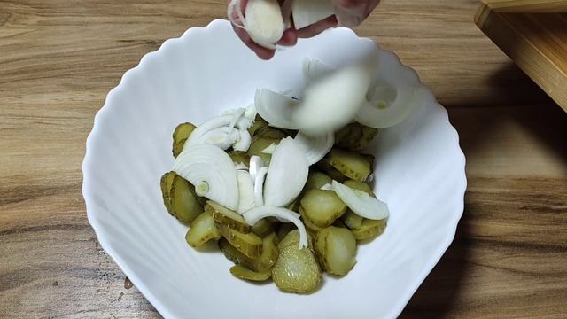 САЛАТ ИЗ МАРИНОВАННЫХ ОГУРЦОВ! Очень Простой и Быстрый рецепт! Өте дәмді және оңай рецепт! Salade! смотреть онлайн