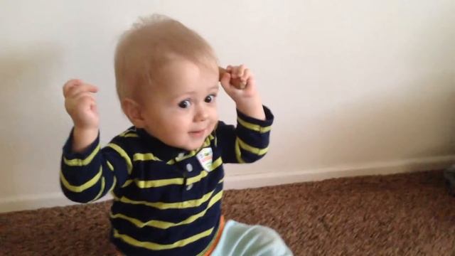 В 9 месяцев ребенок Майки расчесывает свои маленькие волосы на голове? 9 month смотреть онлайн