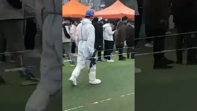 Обстановка в Китае накаляется, тесты на COVID сдают под наблюдением вооружённых сотрудников полиции смотреть онлайн