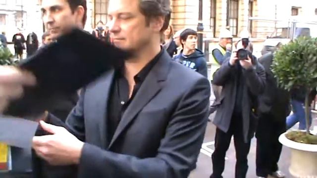 Colin Firth Signing Autographs at BAFTA Lunch.MPG смотреть онлайн