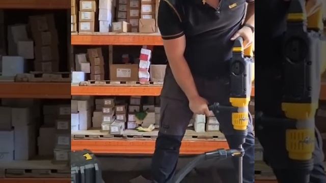Бур DeWalt с функцией всасывания пыли.. смотреть онлайн