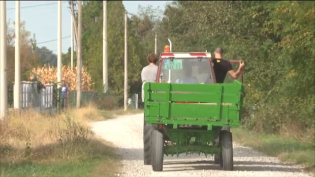 TEODORA DŽEHVEROVIĆ ME UČI DA VOZIM TRAKTOR!!! *slupali se* смотреть онлайн