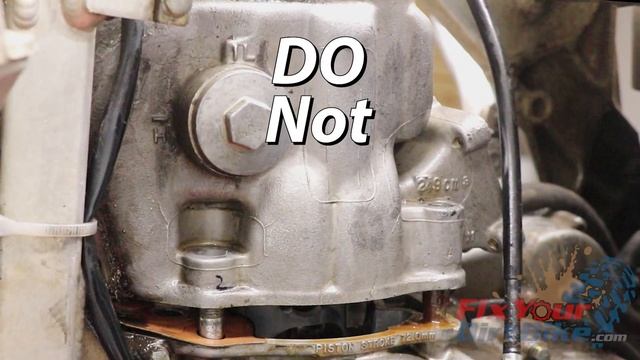 97-01 Honda CR250 - Engine Top End - Part 2: Cylinder - Removal | FYDB смотреть онлайн