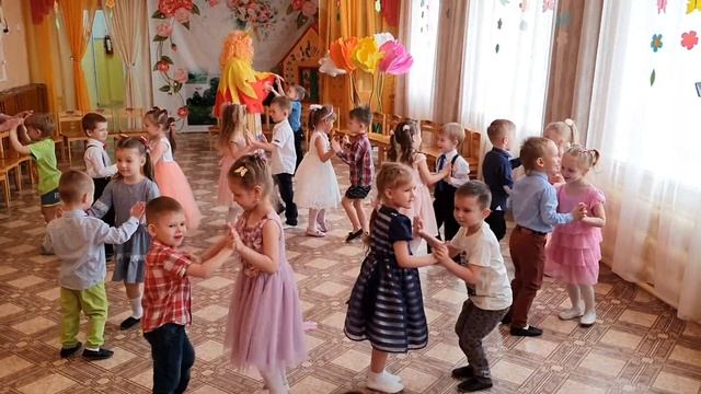 Танцы в детском саду?Утренник посвящённый 8 марта?Детки конфетки? смотреть онлайн