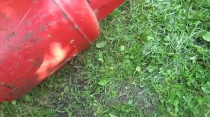 Перед заправкой Газового баллона надо выпустить конденсат перевернуть и открыть кран.