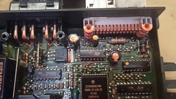 Блок управления центрального замка ZVM 61358353569 на БМВ Е 36 и подобные.