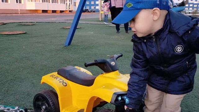 Бибика. для малышей. катаемся на машинке. играю в бибику на детской площадке. Ремонтируем машинку. смотреть онлайн