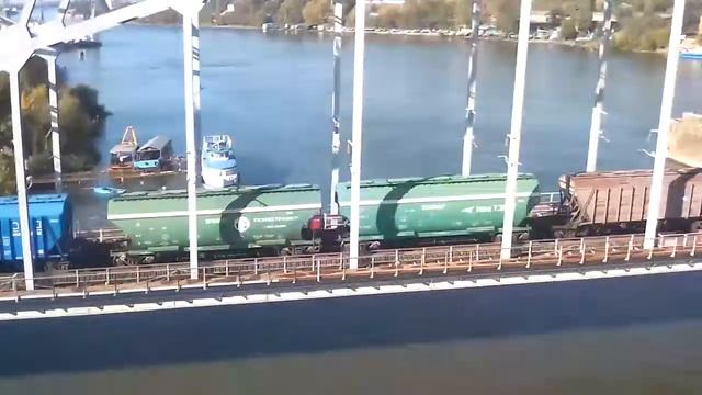 Товарный поезд идет по разводному железнодорожному мосту.Ростов на Дону. смотреть онлайн