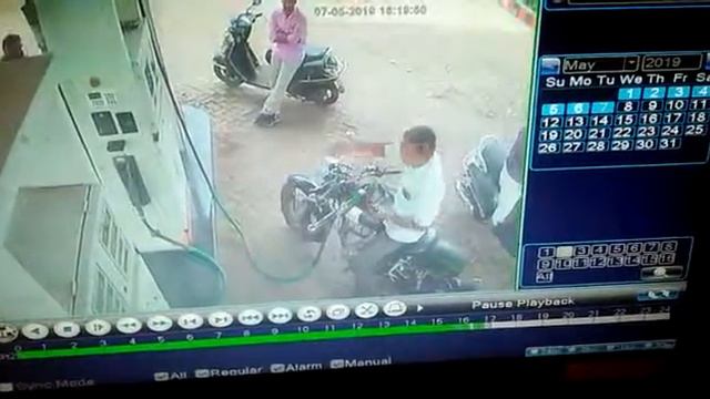 Petrol station staff attacked смотреть онлайн