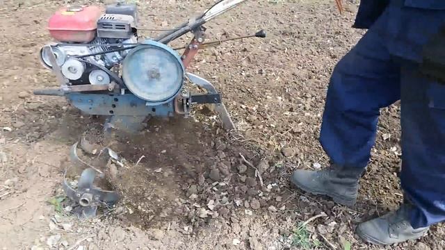 Как я пашу мотоблоком (фрезами). смотреть онлайн