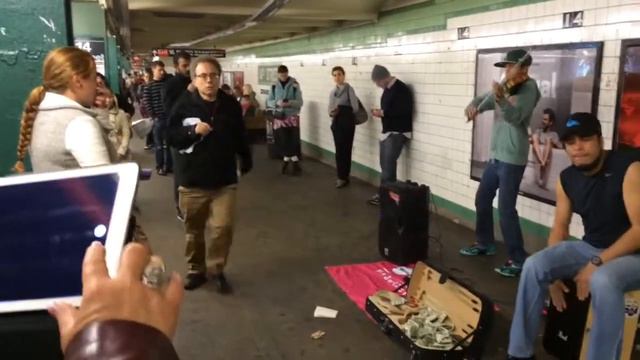 Уличные музыканты в Нью Йоркском метро смотреть онлайн