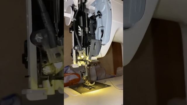 Что делать если игла не в центре лапки? Игла бьет в игольную пластину? Janome 5522 смотреть онлайн