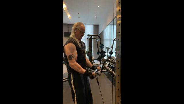 Over 65 biceps and triceps смотреть онлайн