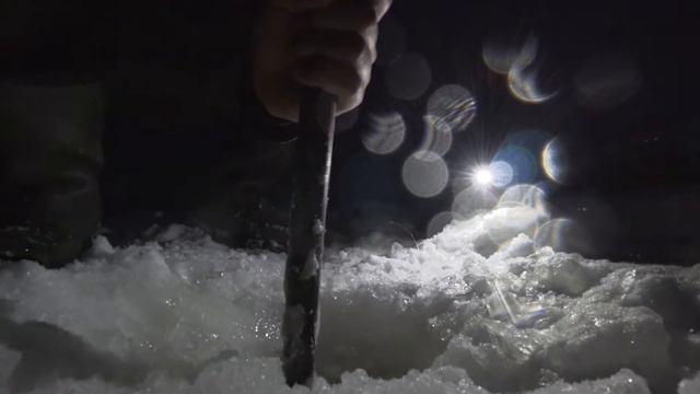 Зимняя рыбалка на жерлицы. Наловили плотвы, а она выбрала крупного карася. смотреть онлайн