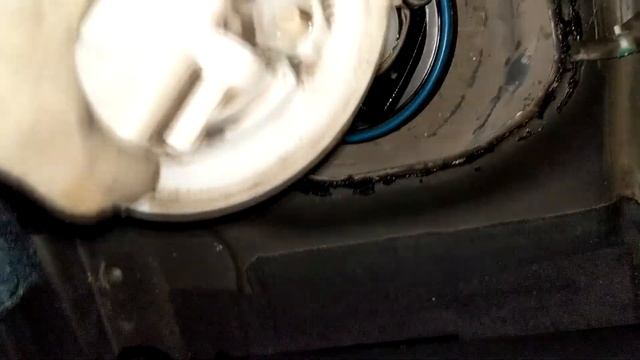 Замена топливного фильтра Toyota Verso (и бензонасос) смотреть онлайн