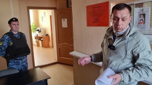 Грязинские судебные приставы, прокурорские, вызванные сотрудники ГИБДД и рыжий кот приставов. смотреть онлайн