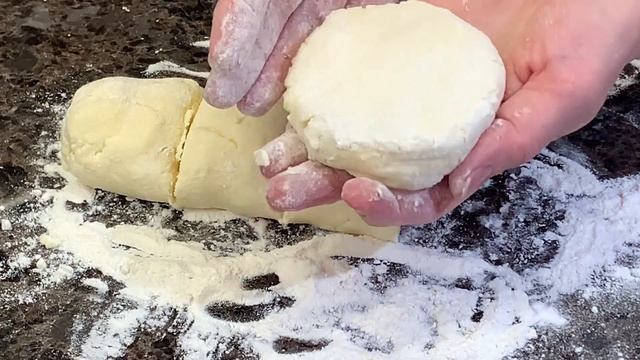 Вкуснейшие сырники с начинкой из сгущенки! Подавайте со сметаной смотреть онлайн