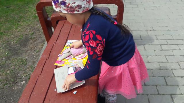 Сидим в парке, смотрим журнал барби смотреть онлайн