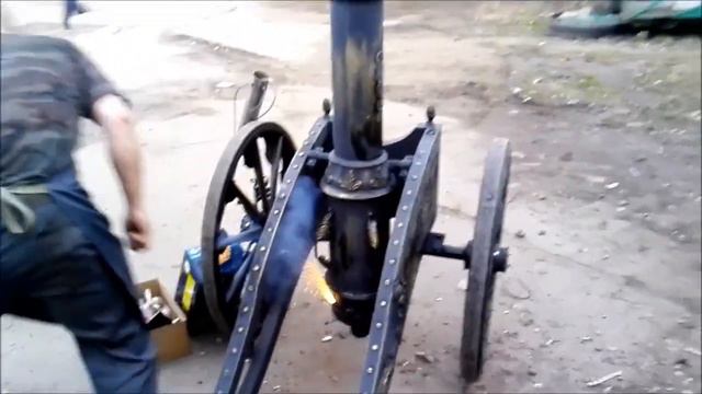 Старинная пушка для салюта стреляет фейерверком. смотреть онлайн