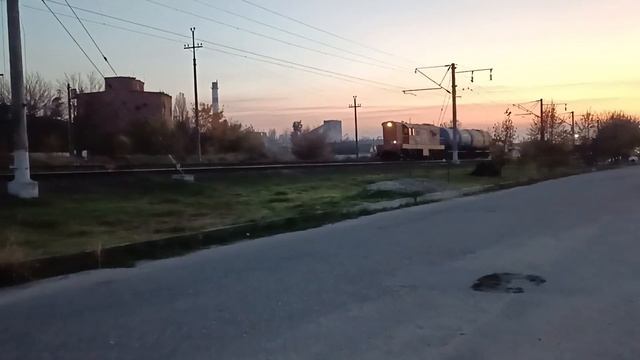 Маневровый Тепловоз ЧМЭ3-4147 прибывает с грузовым составом на станцию Докшукино смотреть онлайн