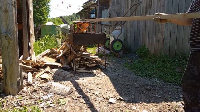 Пилю "паркеткой" горбыль на дрова. смотреть онлайн