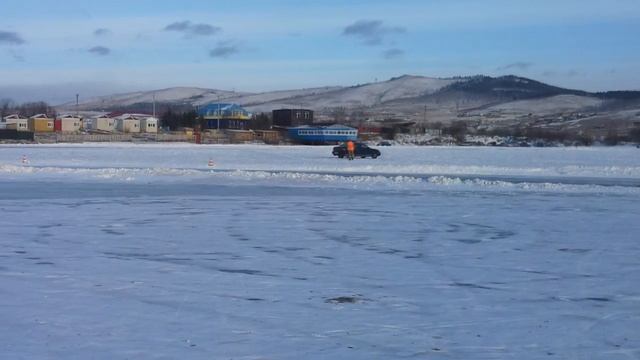 Финальные парные заезды второго этапа Кубка Забайкальского края по зимнему дрифту.2018 смотреть онлайн