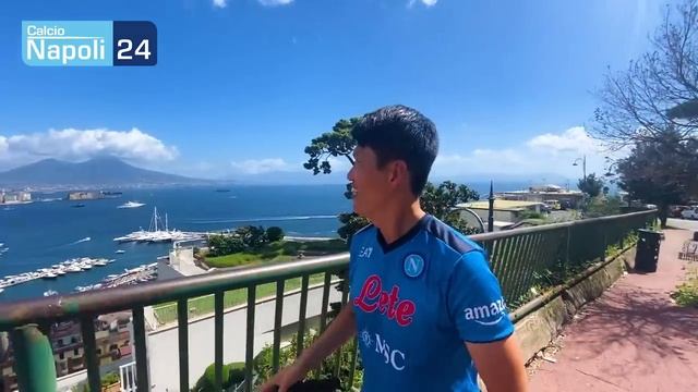 Tifoso coreano a Napoli, resta SENZA FIATO! ??? A Posillipo sotto casa di KIM Min Jae смотреть онлайн