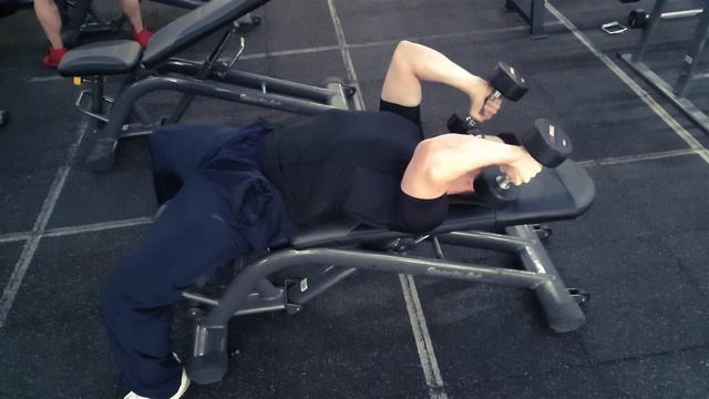 Разгибание предплечий с гантелями лежа на скамье (Французский жим с гантелями) смотреть онлайн