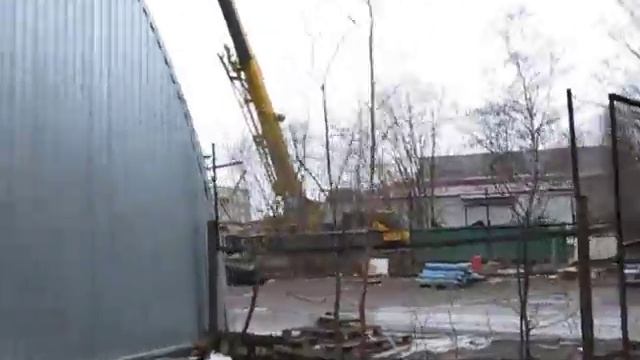 Два крана разбирают козловой