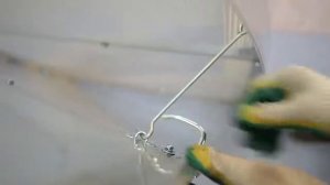 Монтаж ручки и крючков на теплицу