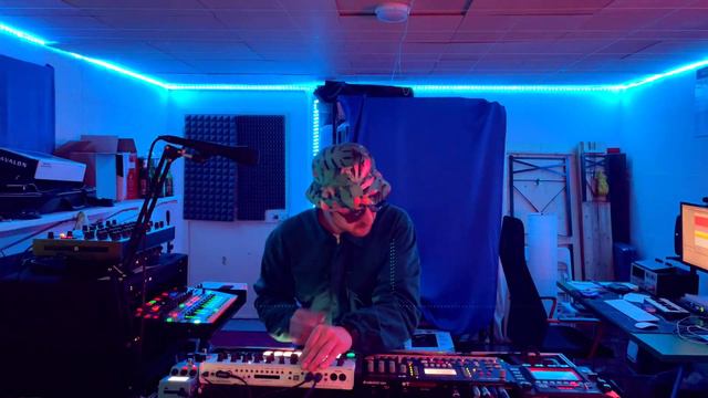 Down The Cellar #15 -- [weekly dawless jam with TR8S, MC707, MX1, Avalon Bassline, Octatrack] смотреть онлайн