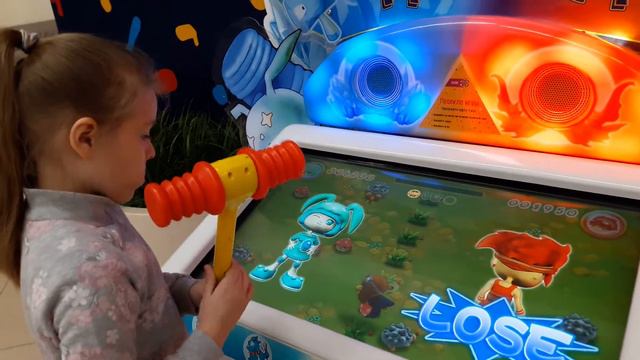 смешные ежики лопаются молоточком игры