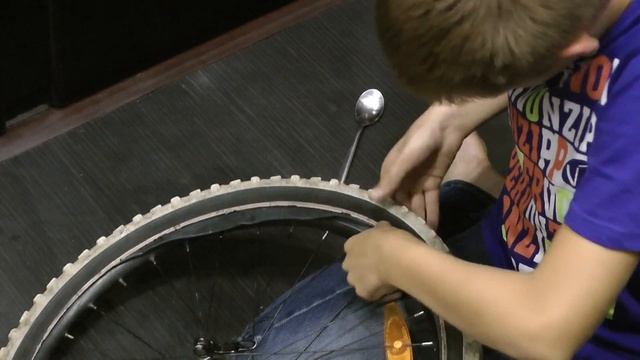 Лайфхак по ремонту спущенного колеса без инструментов (Домашняя вулканизация) смотреть онлайн