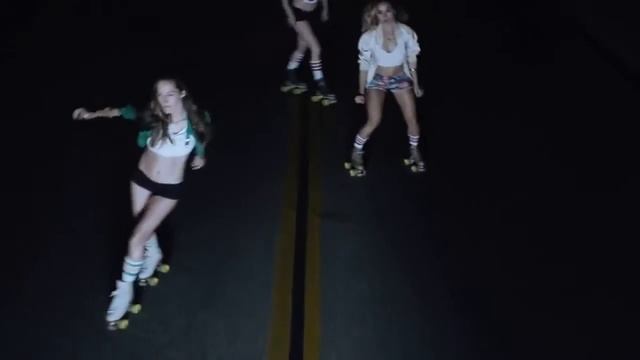 Девушки классно танцует на роликах коньках// Girls dances on roller skates смотреть онлайн