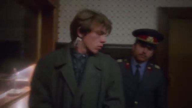 Это что там у тебя в ухе?...Спокойно, лейтенант, парнишка со мной...из х/ф: "АССА" 1987 смотреть онлайн