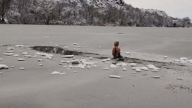 ? ЛЁД на реке ❄❄❄ А я купаюсь ? смотреть онлайн