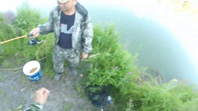 Уха на природе Рыбачим на теплом канале Иртыш смотреть онлайн