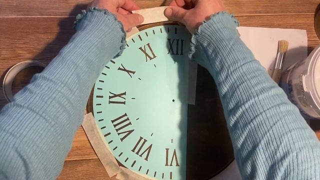 Настенные часы с трафаретным узором - коричневые часы с белым узором - деревенский стиль смотреть онлайн