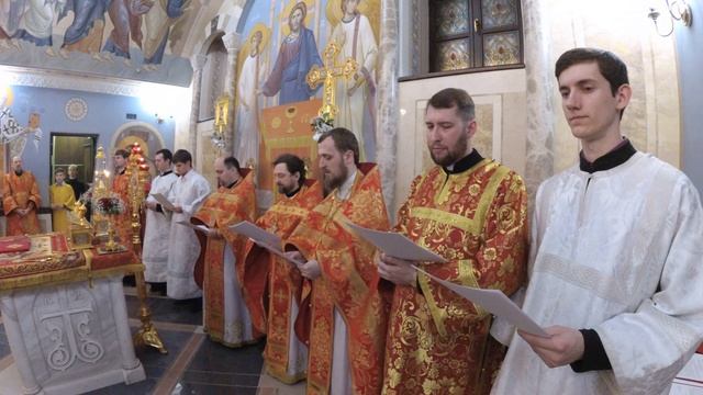 Чтение Пасхального Евангельского зачала на разных языках смотреть онлайн