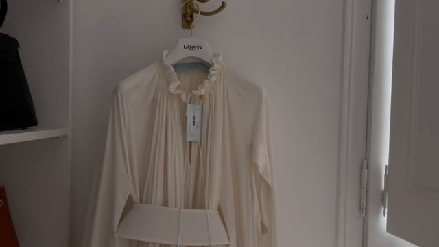 Sunny days in Barcelona: Unboxing the wedding shoes, trying on my Lanvin bridal dress & the rings! смотреть онлайн
