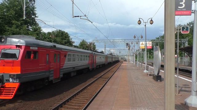 Электропоезд ЭД2Т-0028 платформа Маленковская смотреть онлайн