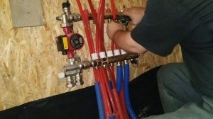 Подключение теплого пола к коллектору подручным инструментом