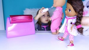 Доктор Плюшева лечит куклу Nenuco.  Игра в доктора. Чемоданчик доктора Плюшевой. Doc Mac Stuffin