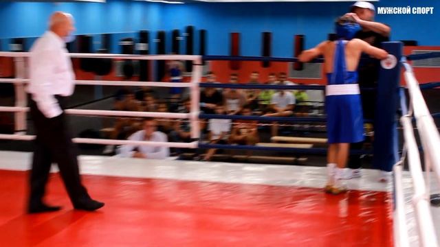 Проверили друг друга на прочность. Легчайший вес «Вес петуха» Тренировочный спарринг по боксу. Бой смотреть онлайн