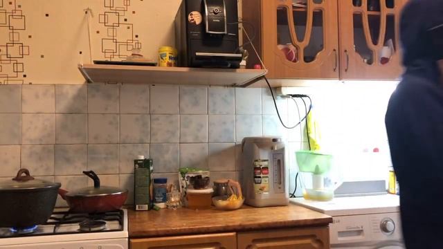 Жена Сетевик готовит суп.