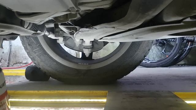 Замена масла в редукторе переднего моста. 4 MATIC Mercedes Benz GLK 300 смотреть онлайн