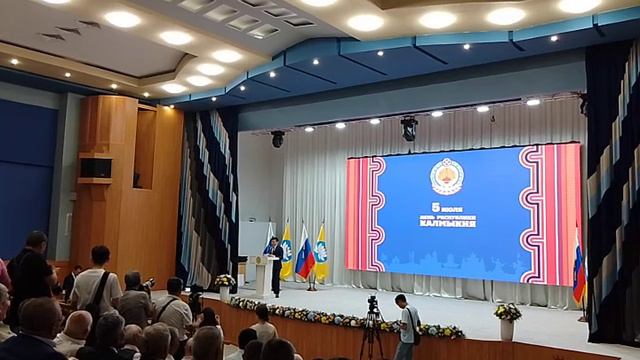 Выступление Главы Калмыкии Бату Хасикова на торжественном мероприятии в честь Дня Республики смотреть онлайн