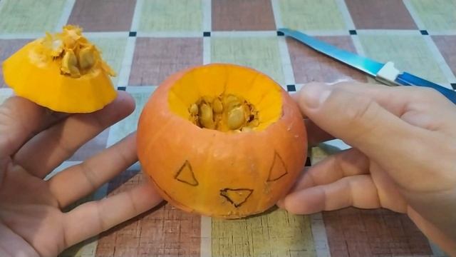 ВЫРЕЗАЮ САМУЮ МАЛЕНЬКУЮ ТЫКВУ В МИРЕ НА ХЭЛЛОУИН / КАК ВЫРЕЗАТЬ ТЫКВУ НА ХЭЛЛОУИН смотреть онлайн