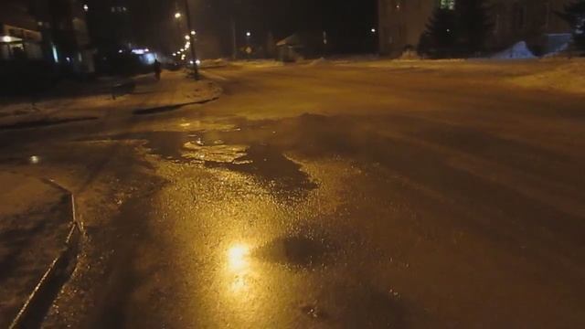 Води из колодца затопила дорогу в Бердске смотреть онлайн